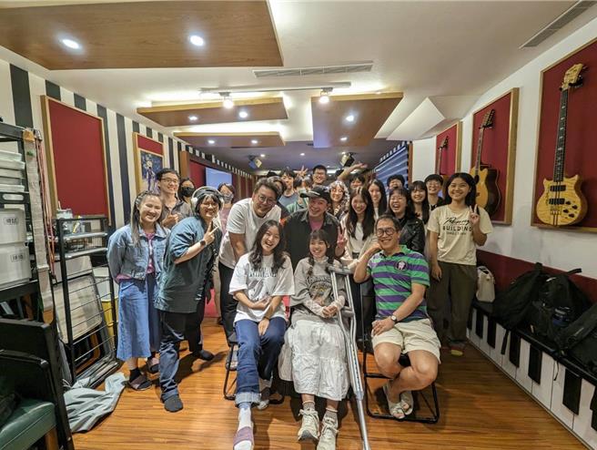 弹头日前和音乐系的学生分享打造金曲的成功关键。（美秀创意提供）