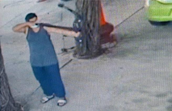 郭嫌22日下午在馬公市菜園東安宮前以類弓箭武器偷襲無辜老婦。（翻攝監視器／許逸民澎湖傳真）