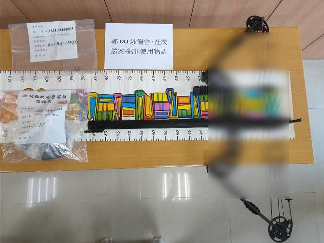 郭嫌22日作案用的類弓箭式武器已遭警方查扣。（警方提供／許逸民澎湖傳真）