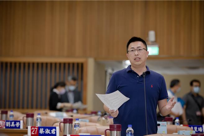 新北市議員王威元策略性禮讓，讓代理市長劉和然重新上台施政報告。（王威元提供／蔡亞樺新北傳真）