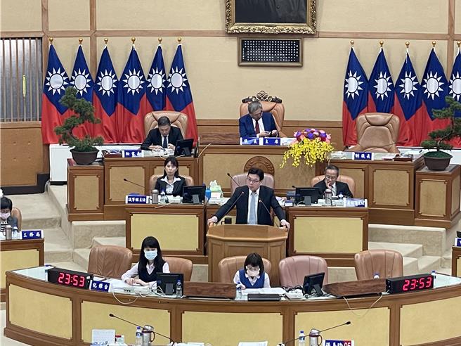 新北市議員王威元策略性禮讓，讓代理市長劉和然重新站上質詢台順利施政報告。（蔡亞樺攝）