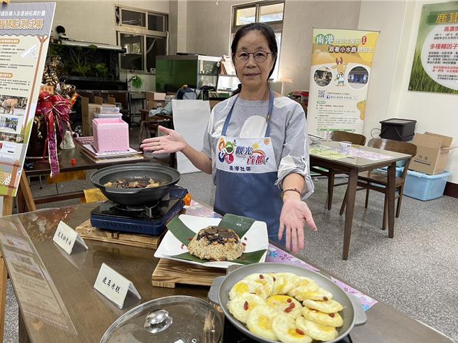 南港社区的社区妈妈研发多道鹿茸养生大餐迎宾。（杨静茹摄）