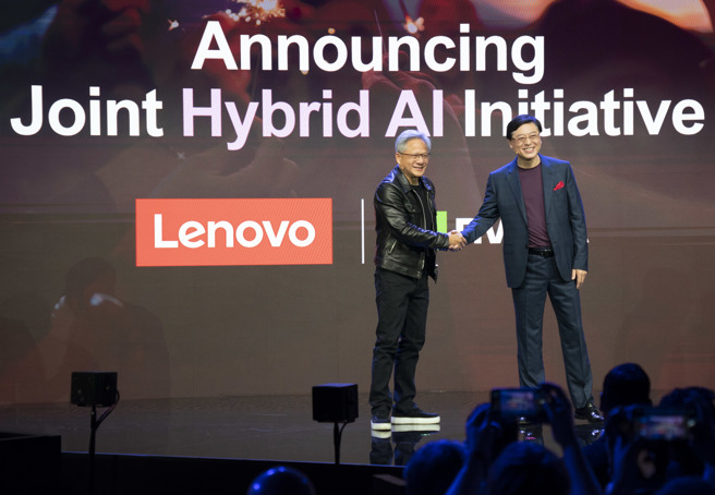联想董事长杨元庆（右）与辉达执行长黄仁勋（左）共同宣布扩展合作伙伴关系。（图/中新社）