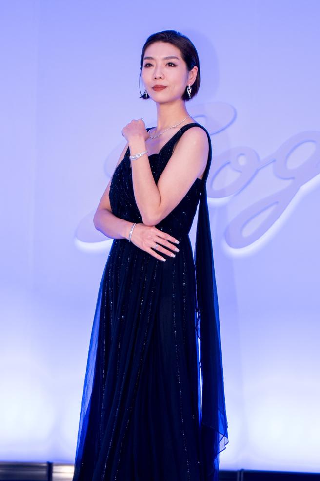 伊林名模王尹平（25日）为SOGO周年庆活动走秀，着黄淑琦服饰与佩戴HEARTS ON FIRE珠宝，珠宝总价值约超过400多万元。（吴松翰摄）