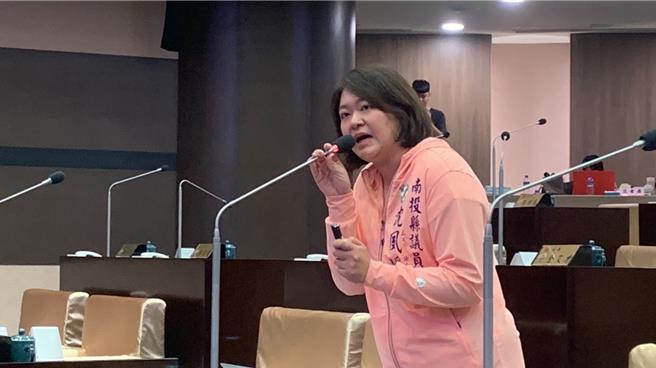 民进党县议员沈夙峥要求县府将老旧厕所改建设计纳入「性别友善」主题。（曾雪蒨摄）