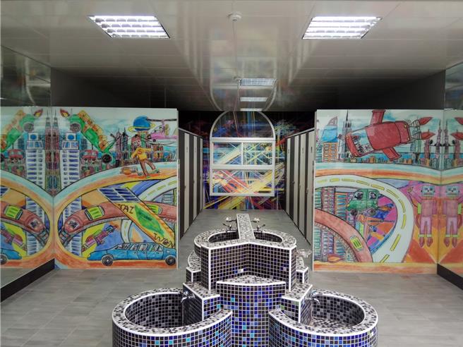 南投县南投市光华国小融入性别友善主题改建后的友善厕所，明亮又具设计感。（南投县政府提供）