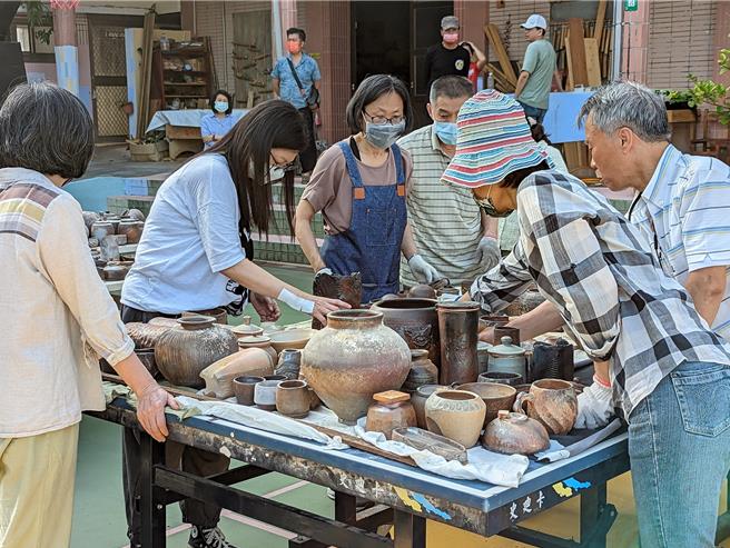 桃园市大溪区百吉国小新峰分校设置柴烧窑，推广陶艺。（百吉国小提供／吕筱蝉桃园传真）