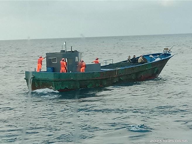 2023年10月25日澎湖縣／越界行經我海域的無船名大陸漁船運補船，疑因故障滯留而被海巡押回留置調查。（澎湖海巡隊提供／許逸民澎湖傳真）
