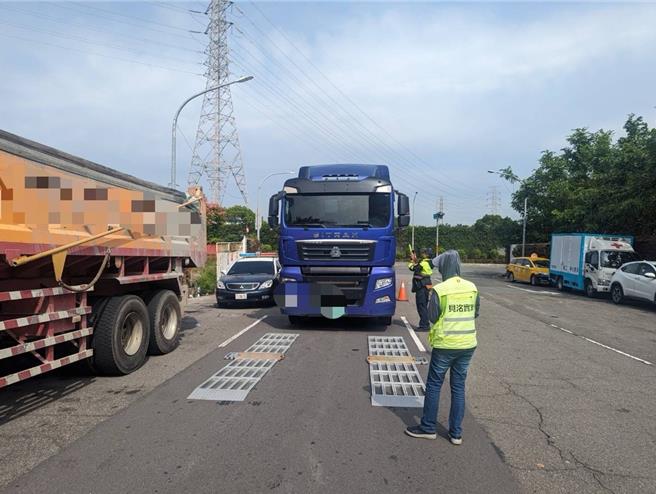 中和警利用高機動性的「活動式地磅」在大型車經過的熱門路段機動盤查。（中和警分局提供）