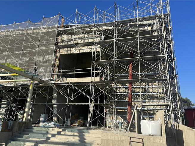 2023年10月25日新北市／新北市莺歌区25日下午2时35分，于环河路上发生一起电击意外案，45岁张男施作焊接工程时不慎触电，同事发现后立即呼叫救护车到场急救。（新北市三峡警分局提供／刘玮晴新北传真）