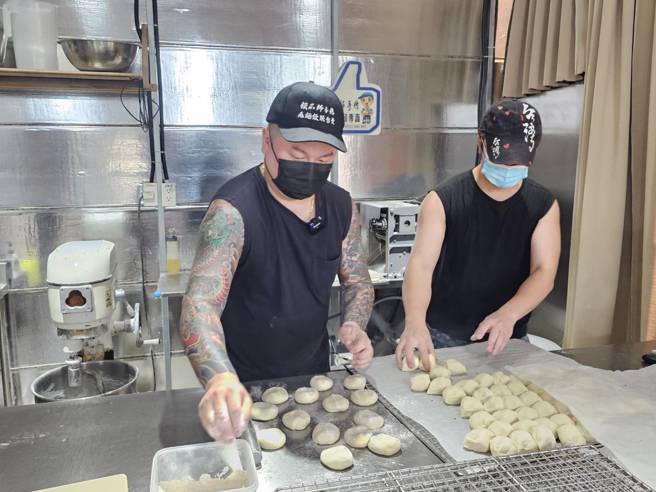 李承融(图左)对于自家产品相当要求，凡事亲力亲为。(游定刚拍摄)