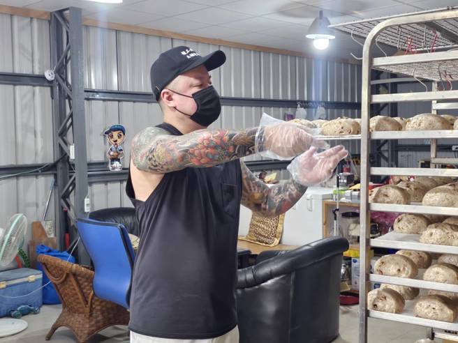 李承融馒头店创业8年，获得不少顾客支持。(游定刚拍摄)