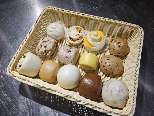 李承融手工馒头有多种品项。(游定刚拍摄)