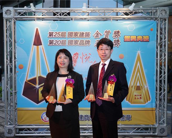 第一銀行榮獲國家品牌玉山獎5項大獎，其中，「薪資管理平台」更勇奪全國首獎殊榮，由第一銀行副總經理甘美珠（左）及副總經理劉培文（右）代表受獎。（圖／第一銀行提供）