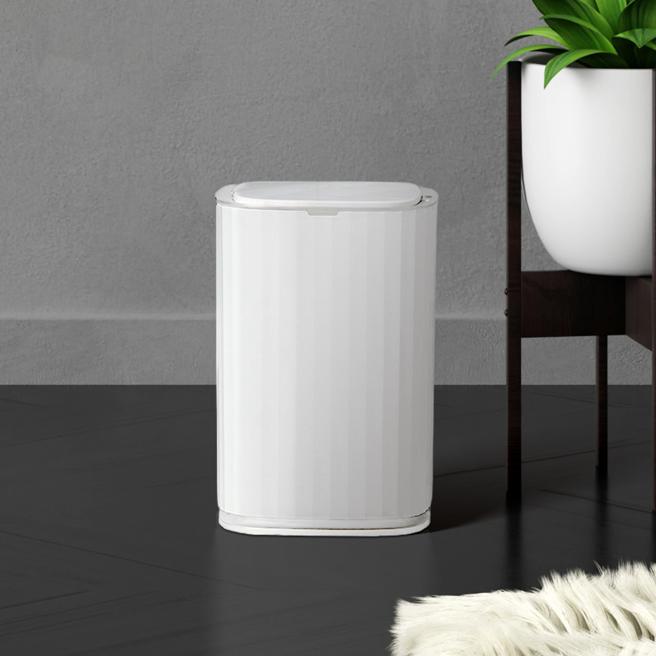 ANGLE METHODS自动除臭感应垃圾桶（侘寂白）是HANDS台隆手创馆周年庆必买排行榜冠军，特价990元。（​​HANDS台隆手创馆提供／古明弘台北传真）