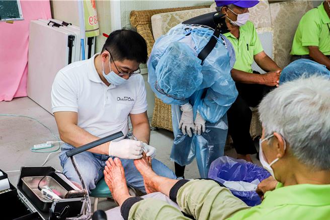 嘉义县政府与中华健康促进及照护协会合作，举办「足步踏实公益剪趾」活动，今在中埔裕民社区义剪。（嘉义县政府提供∕吕妍庭嘉义传真）