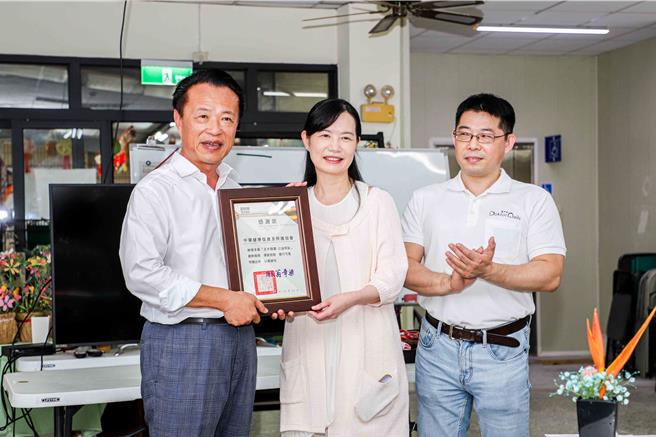 嘉义县长翁章梁今特别颁感谢状给中华健康促进及照护协会理事长刘银冰。（嘉义县政府提供∕吕妍庭嘉义传真）
