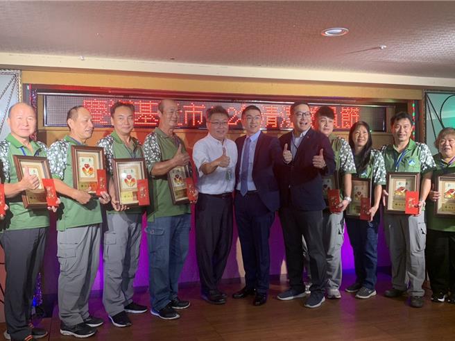 基隆市環保局為感謝清潔隊員付出，於25日在北都大飯店舉行表揚慶祝活動，基隆市長謝國樑（右六）及環保局長馬仲豪（右五）一同表揚辛苦的隊員。（徐佑昇攝）
