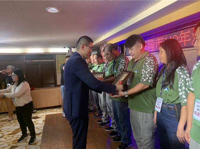 基隆市環保局為感謝清潔隊員付出，於25日在北都大飯店舉行表揚慶祝活動。圖為基隆市長謝國樑（中）頒獎表揚優秀的清潔隊員。（徐佑昇攝）