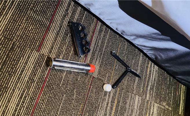 警方查扣手指虎、蝴蝶刀及信号弹。（警方提供）