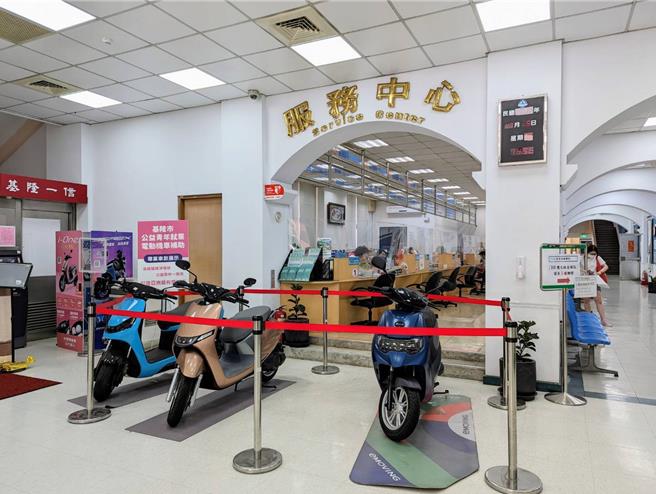 基隆市长谢国梁25日表示，由于青年公益电动机车的申请率低，近期正与业者研拟，希望朝向免电池月费的方向规画。图为与基隆市政府合作的三款电动机车。（张志康摄）