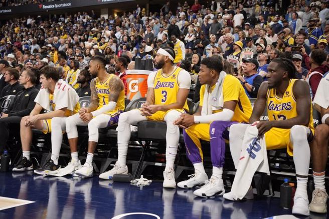 湖人队安东尼戴维斯(中)是极少数曾在开幕战达阵50分的球员。（美联社）