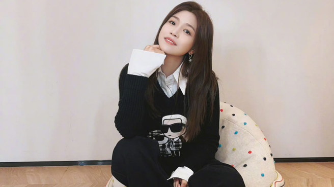 陈妍希毛衣上两个人物图案加上自己，似乎想表示「一家三口好着呢」，间接辟谣。（翻摄自陈妍希 微博）