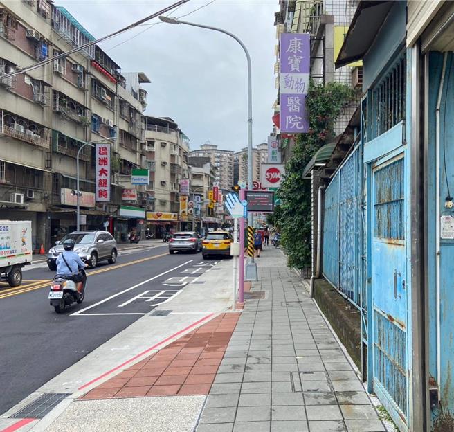 中和区公所斥资7500万元，完成中和区復兴路人行道、路面及电杆地下化等改善工程。（中和区公所提供）