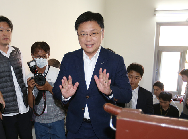 民进党高雄市立委赵天麟被爆与大陆籍女子热吻照片，爱妻形象大崩坏，宣布退选。图为赵天麟25日出席立法院外交及国防委员会。（姚志平摄）