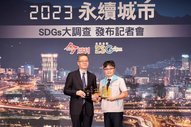 竹市府参议林正光（右）代表市长高虹安出席领奖。(图/新竹市政府提供)