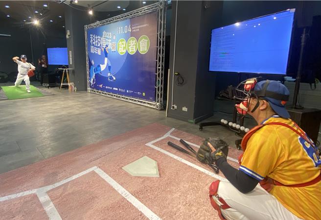 南臺科大校长吴诚文（左）曾是1971年世界少棒赛冠军巨人队主投，热爱棒强的他，25日宣传11月4日「2023科技棒球嘉年华」活动时，亲自下场投球。（曹婷婷摄）