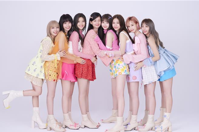 PINK FUN推出新單曲，左起心平、聖恩、朵莉、容容、珮含、Nicole、以芯、巧瑜。（索尼音樂提供）