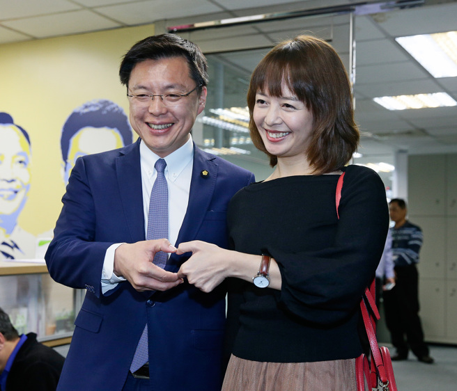 立委赵天麟（左）2018年与太太丁雅婷手比爱心。（资料照片，方浚哲摄）