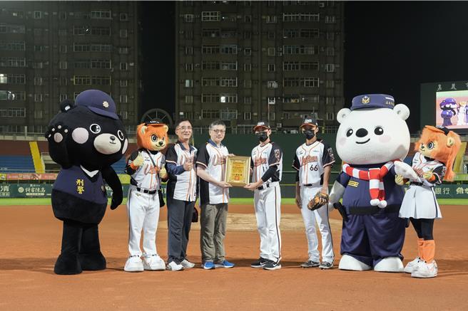 刑事局与统一狮队合作，25日在嘉义市棒球场进行反诈宣导活动。（翻摄照片／林郁平台北传真）