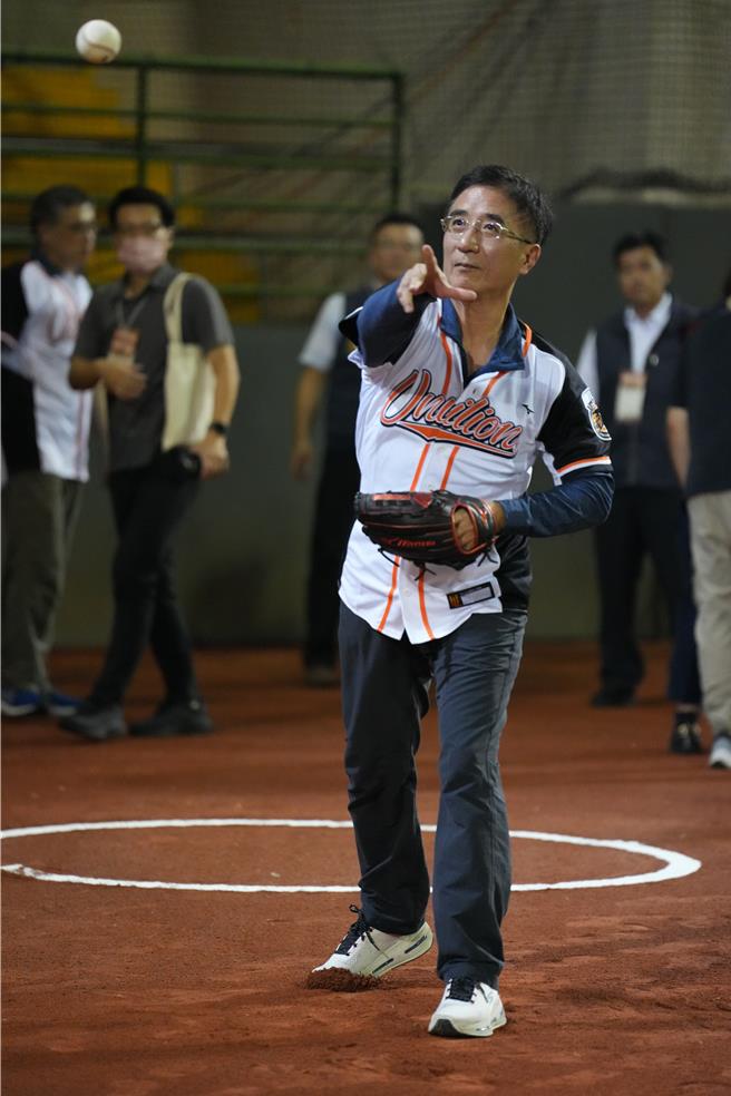 开球仪式由嘉义市警察局长陈炯旭担任投手、刑事局副局长黄壬聪担任打击手。（翻摄照片／林郁平台北传真）