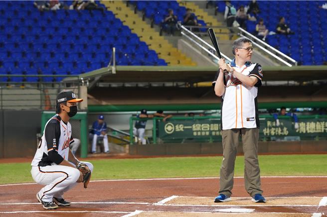 开球仪式由嘉义市警察局长陈炯旭担任投手、刑事局副局长黄壬聪担任打击手。（翻摄照片／林郁平台北传真）