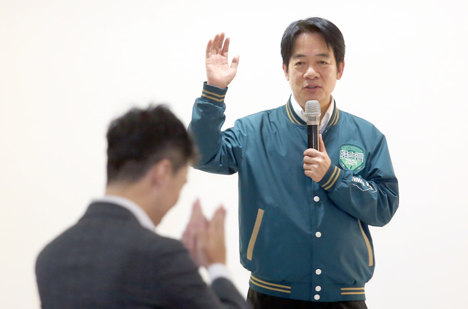 副总统赖清德（右）25日出席扶轮青年见面会，分享未来的治国理念，并回答观眾提问。（范扬光摄）