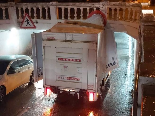 货车撞击地下道，后箱开花。（翻摄脸书宜花东灾害通报）