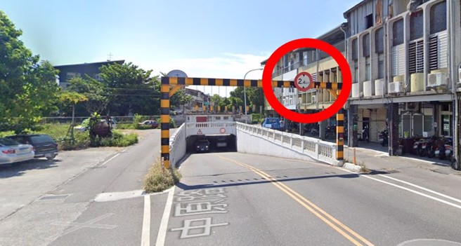 中原路地下道有限高架，有明显告示。（翻摄google地图）