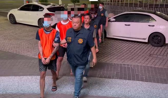 高雄郭男因欠余男30萬，遭余男率眾毆打，警方12小時就在百公里外的恆春逮到余男等7人。（警方提供／任義宇高雄報導）