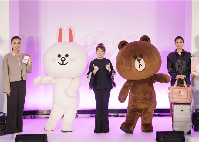 遠東SOGO百貨25日宣布，周年慶將於11月9日正式登場，董事長黃晴雯(正中間)樂觀看待景氣，全台7店拚120億元業績目標。(遠東SOGO提供／洪凱音台北傳真)