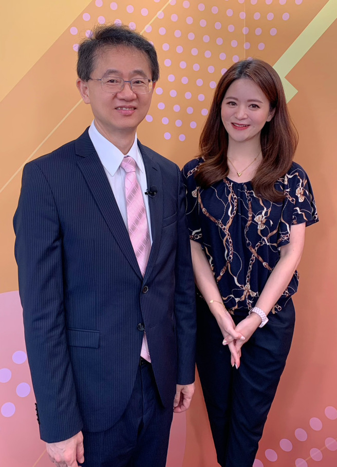 台湾运彩总经理林博泰（左）上时来运转节目，与主持人尉迟佩玉谈运彩眉角。（林胜发摄）