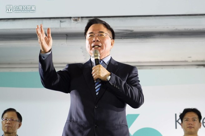 国民党前立委蔡正元21日参加民眾党街头开讲，高呼支持他最讨厌的柯文哲。(翻摄自台湾民眾党脸书)