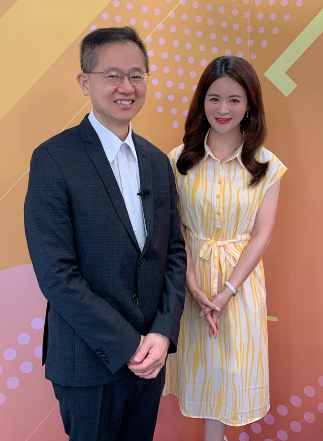 台湾运彩总经理林博泰（左）上时来运转节目，与主持人尉迟佩玉谈运彩眉角。（林胜发摄）