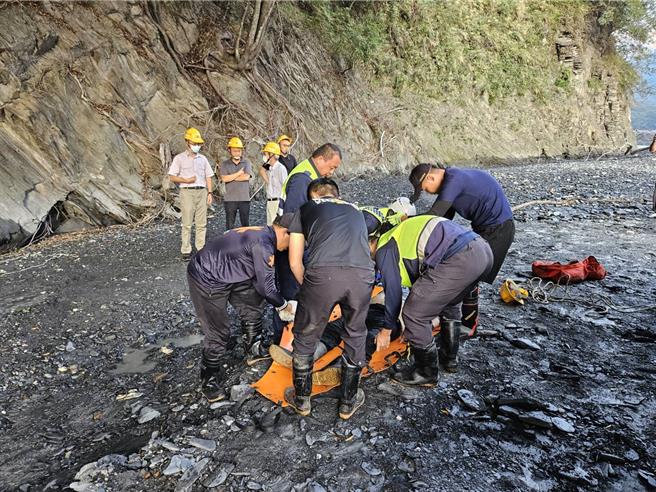 台电公司万大发电厂1名工程人员疑似为了捡拾掉落在悬崖旁的空拍机，不慎摔落约150公尺深、倒卧万大溪溪床上不治。（民眾提供／杨静茹南投传真）