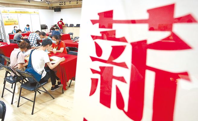 有網友認為服務業需求仍在，卻面臨缺工窘境，好奇是大家有錢到不屑去做服務業嗎？（資料照）