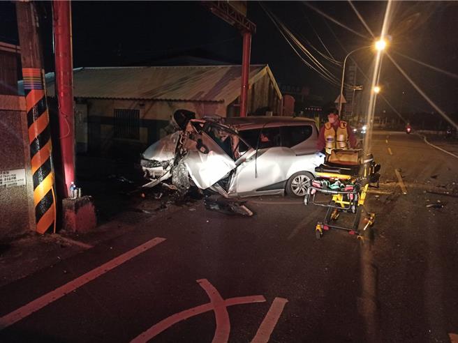 屏东县消防局25日晚间9时50分接获民眾通报表示，屏东市龙华西路47号前发生一起自撞车祸，造成3伤1命危，警方正厘清事故原因。(屏县消防局提供／林和生屏东传真)