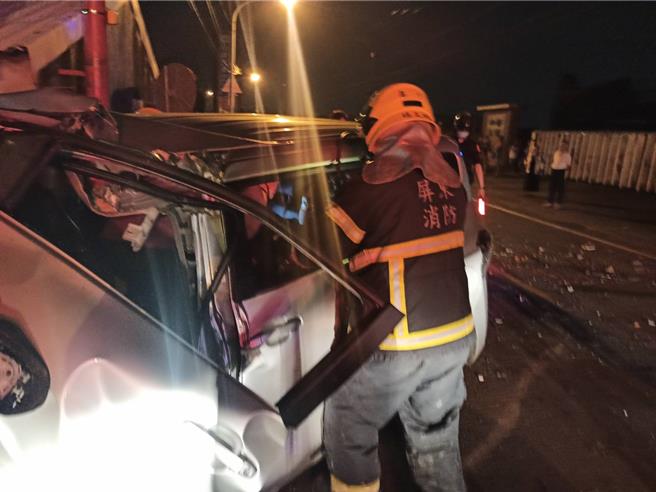 　屏东县消防局25日晚间9时50分接获民眾通报表示，屏东市龙华西路47号前发生一起自撞车祸，造成3伤1命危，警方正厘清事故原因。(屏县消防局提供／林和生屏东传真)