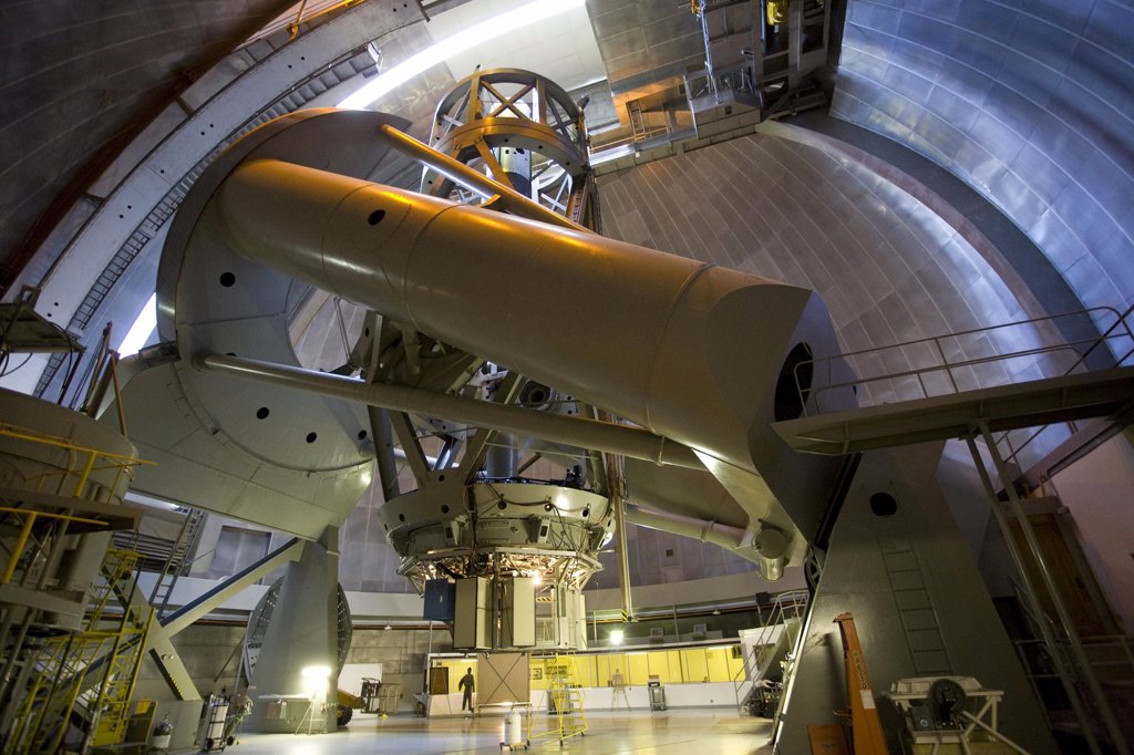 加州帕洛瑪天文台的主鏡達到6公尺(中間的那支鋼架結構)，曾經是世界最大望遠鏡。發現宇宙膨脹的哈伯(Edwin Powell Hubble)，在此天文台獲得相當重要的觀測資料。(圖/NASA)