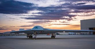 B-21首飛畫面曝光！隱形轟炸機「突擊者」翱翔加州藍天